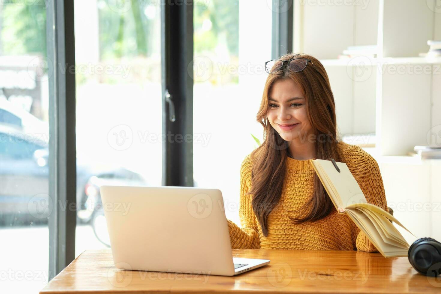 content Latin fille Université étudiant en train de regarder distance en ligne apprentissage classe, éloigné Université séminaire en ligne ou ayant parler sur portable vidéo appel et utilisation carnet à virtuel réunion séminaire à Accueil ou Campus photo