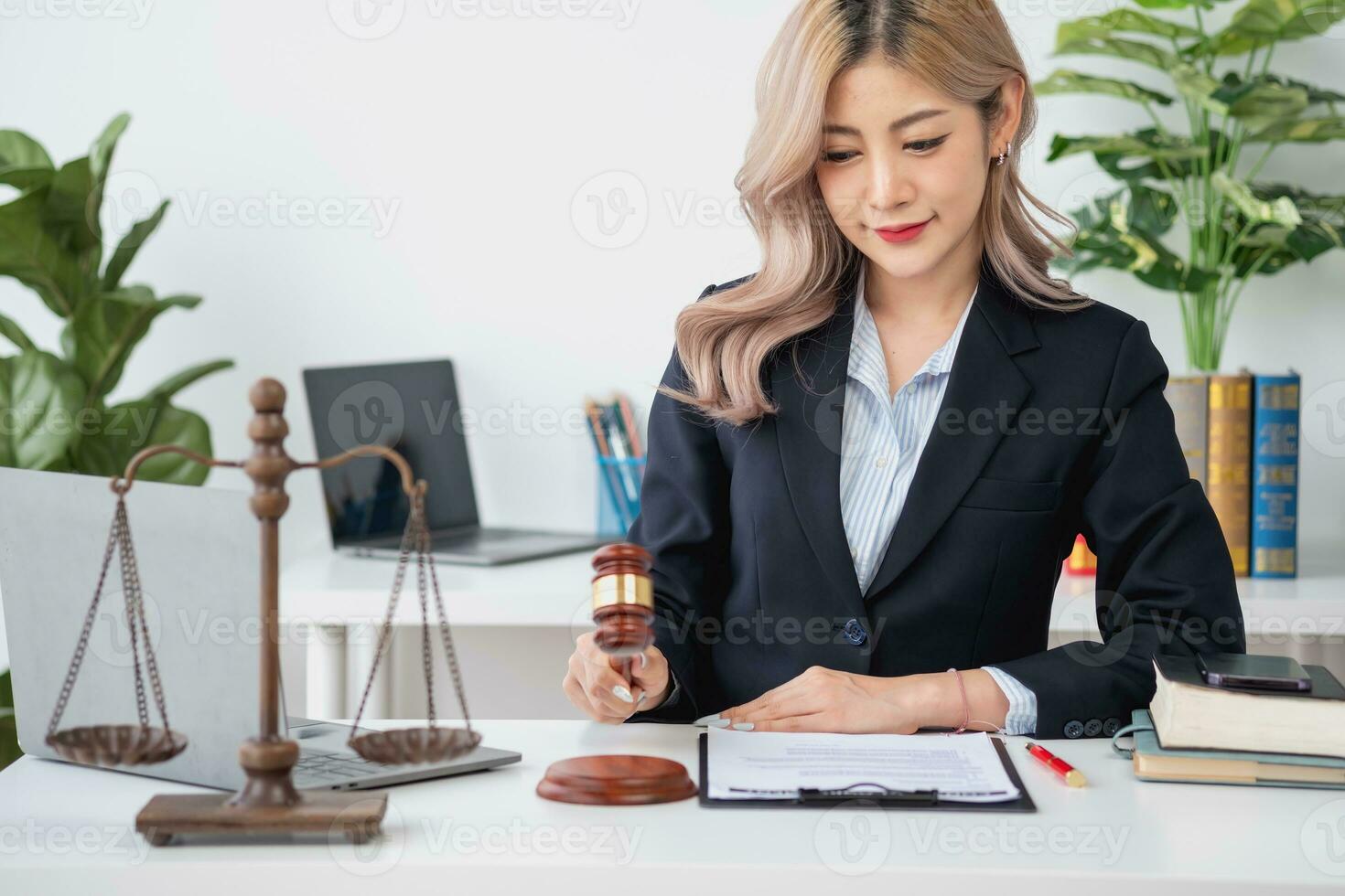 droit, consultation, accord, contrat, conseils d'avocats en matière de litiges et signature de contrats en tant qu'avocats pour accepter les plaintes des clients. avocat de concept. photo