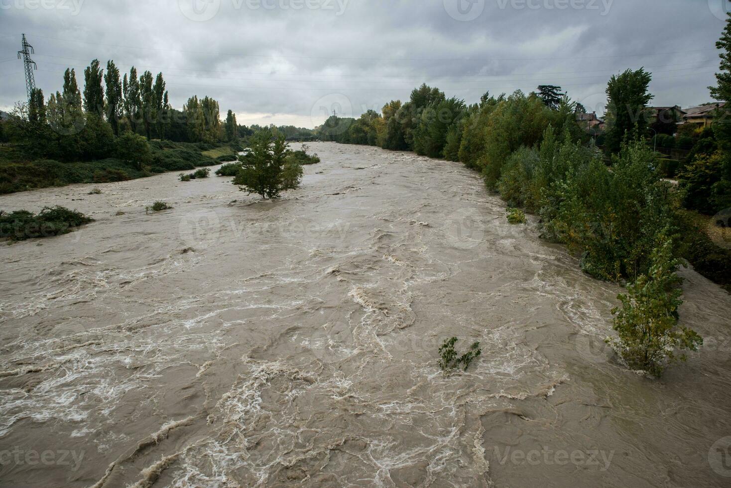 inonder de une rivière après une période de lourd pluie photo