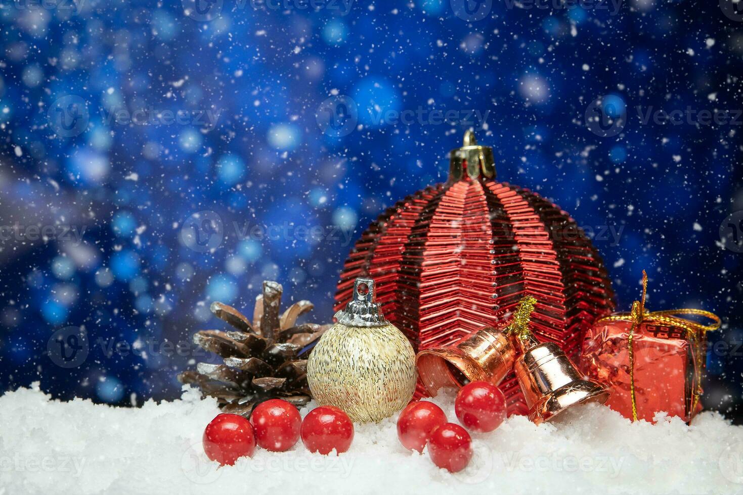 magnifique Noël décoration sur neige avec bleu bokeh Contexte photo