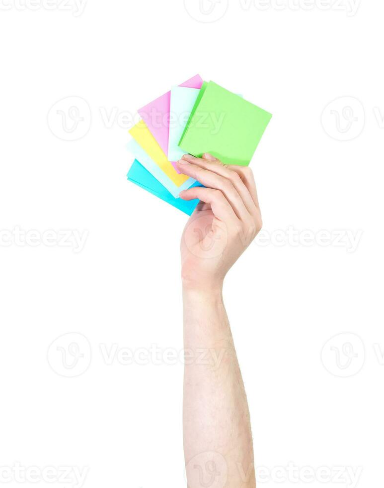 homme bras élevé en portant une Bureau fournitures. isoler sur blanc Contexte. photo