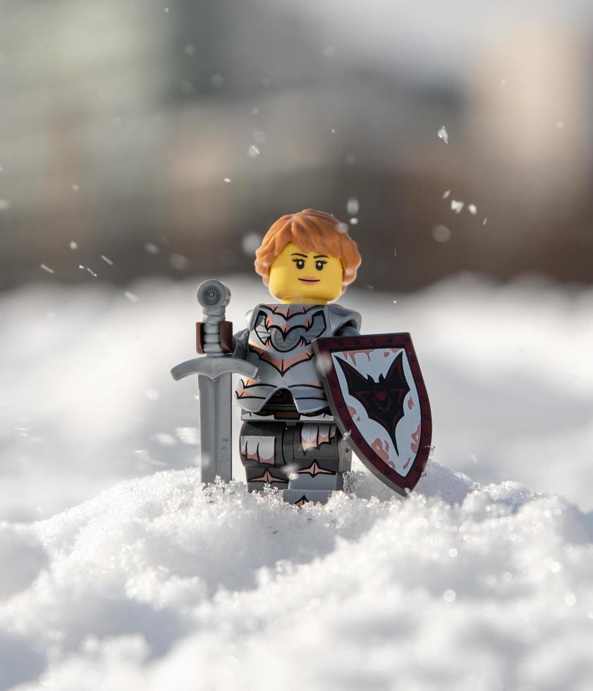 varsovie, 2021 - lego figurine femme chevalier sur neige photo