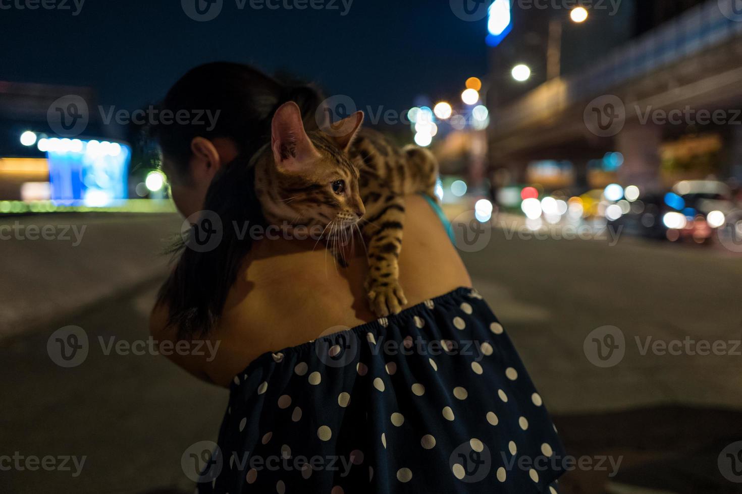 Chat du Bengale sur le dos d'une fille à Taipei à Taïwan photo