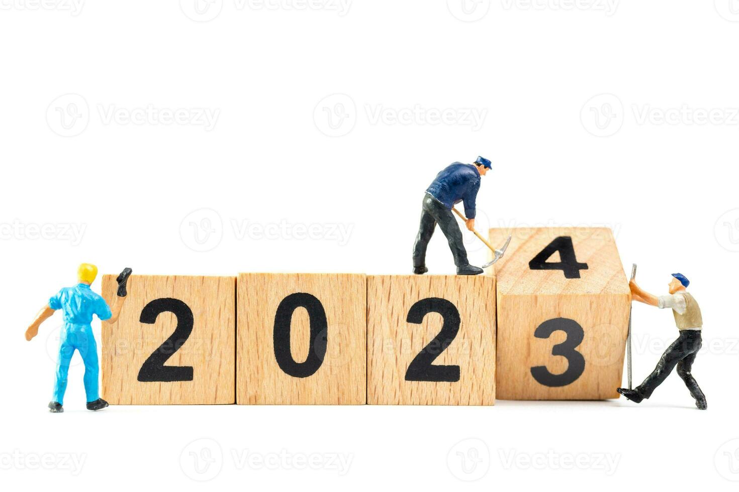 miniature gens , ouvrier équipe flips une en bois bloquer avec le nombre 2024 photo