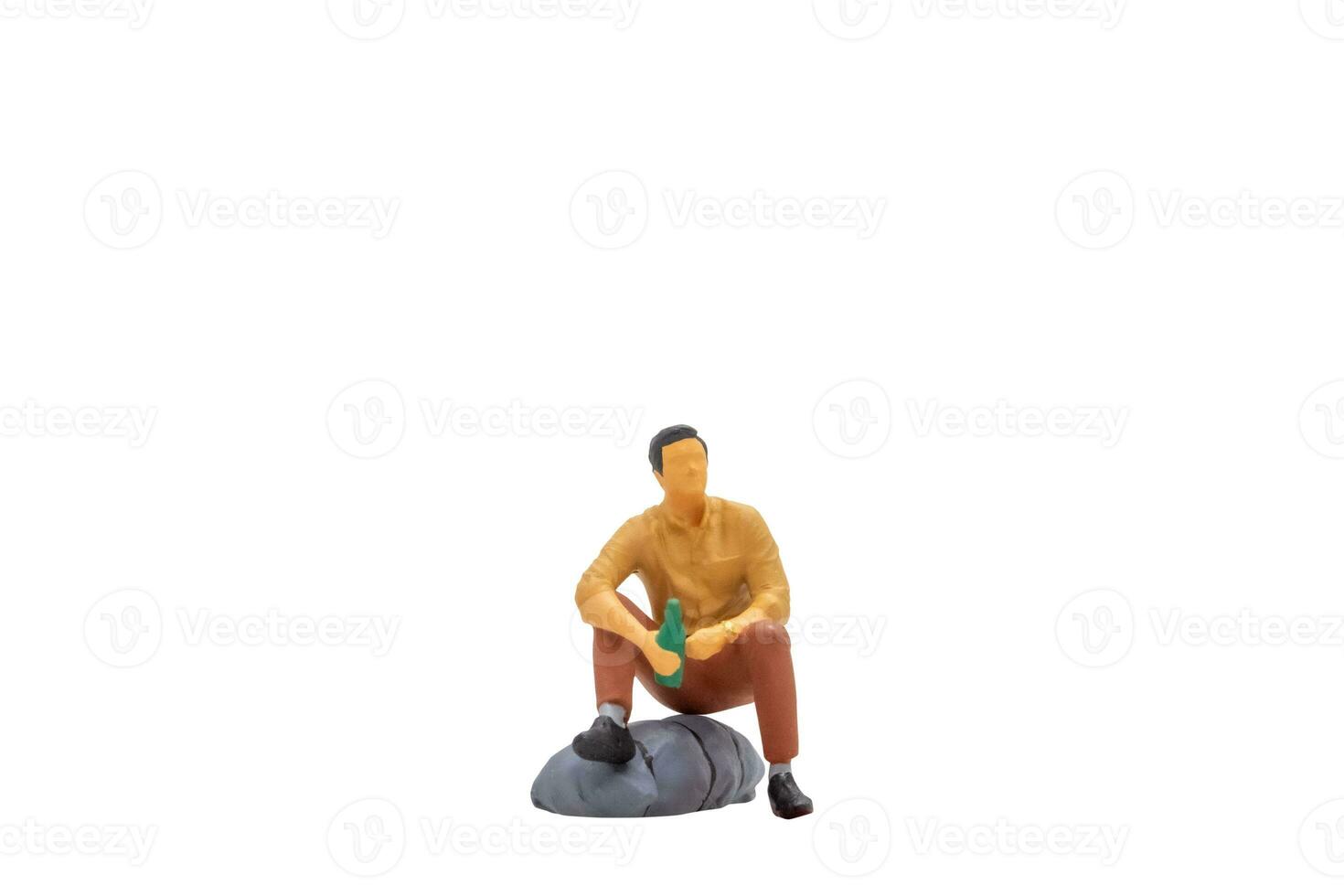 miniature gens Jeune homme séance sur une Roche isolé sur blanc Contexte photo