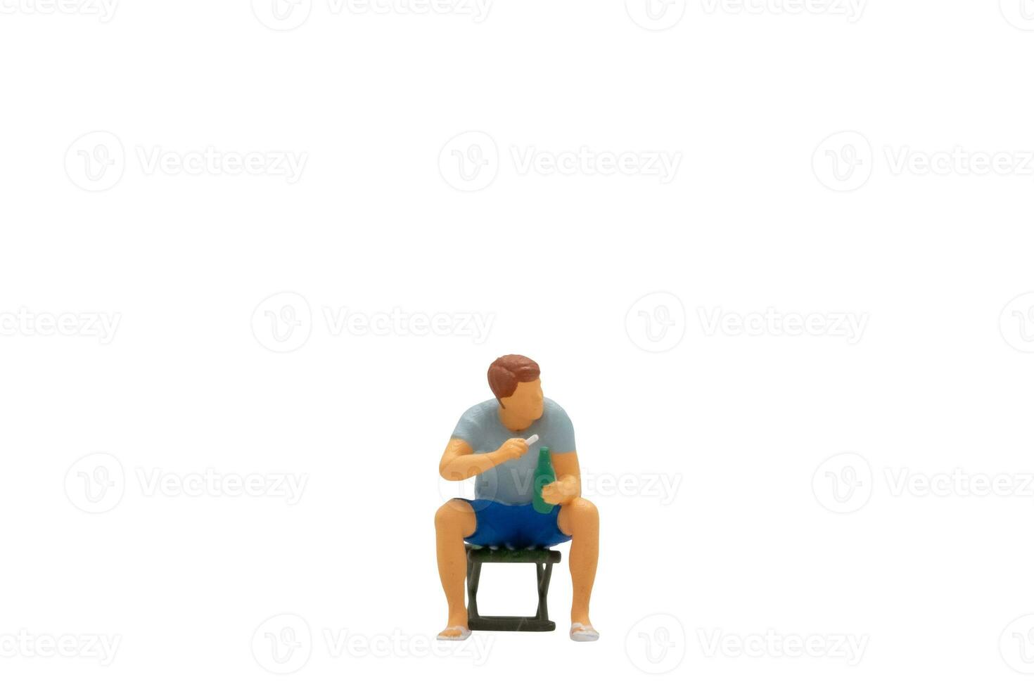 miniature gens Jeune homme séance sur une pelouse chaise isolé sur blanc Contexte photo