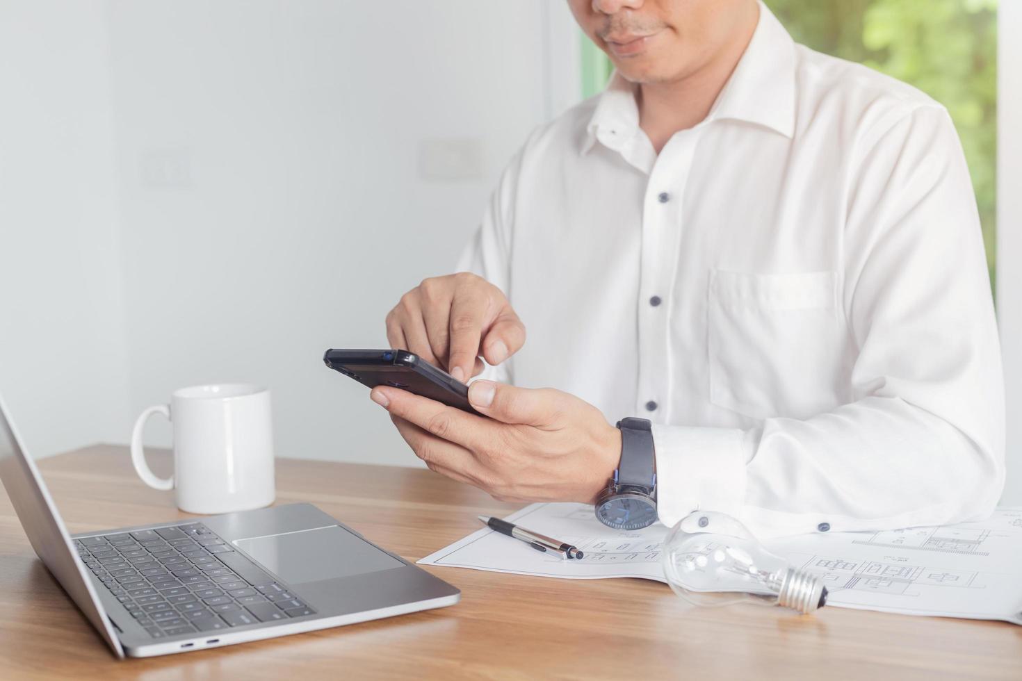 ingénieur masculin travaillant au bureau photo