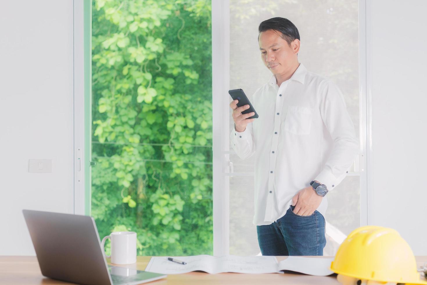 ingénieur masculin travaillant au bureau photo