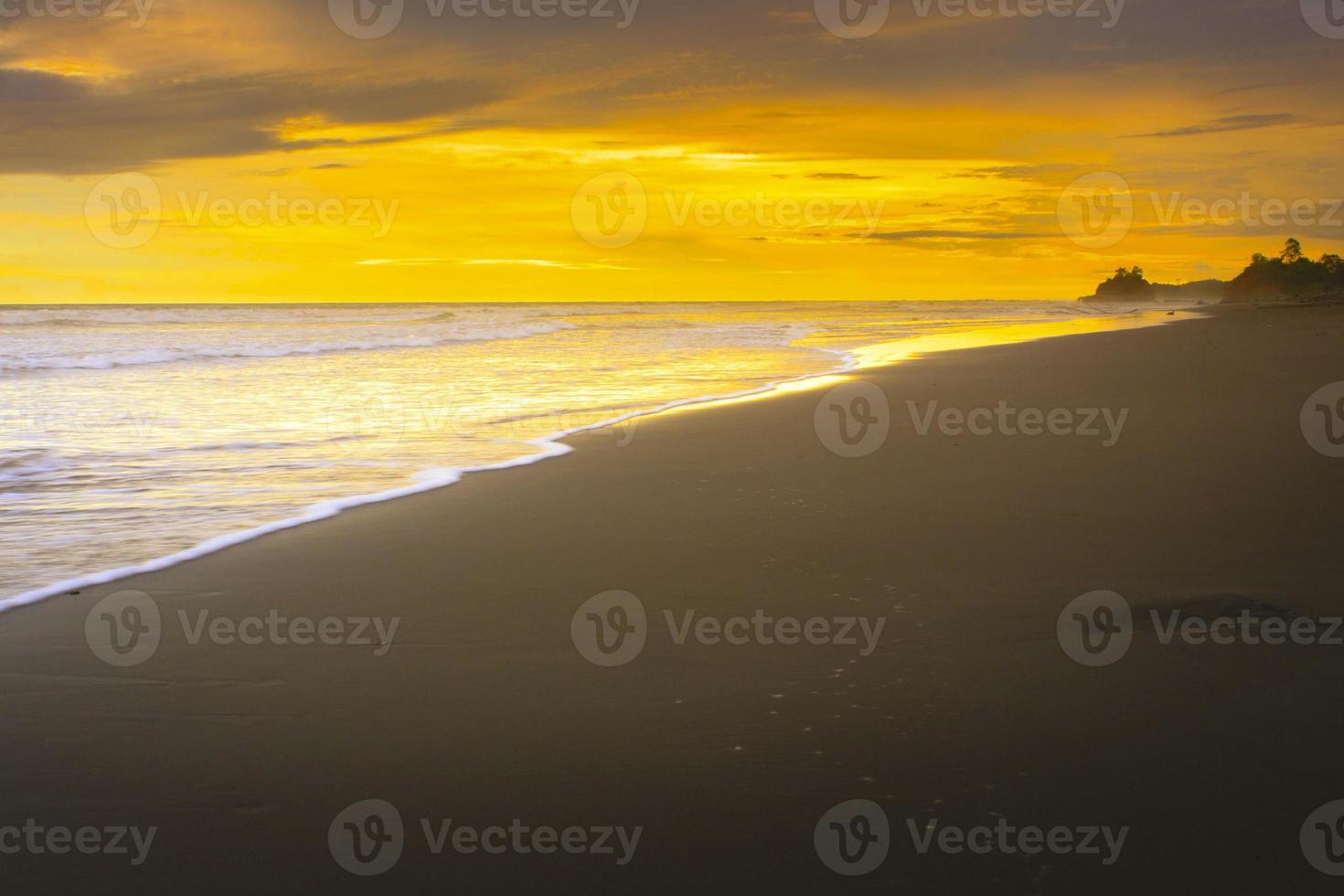 coucher de soleil sur la plage de bengkulu nord, plage d'indonésie photo