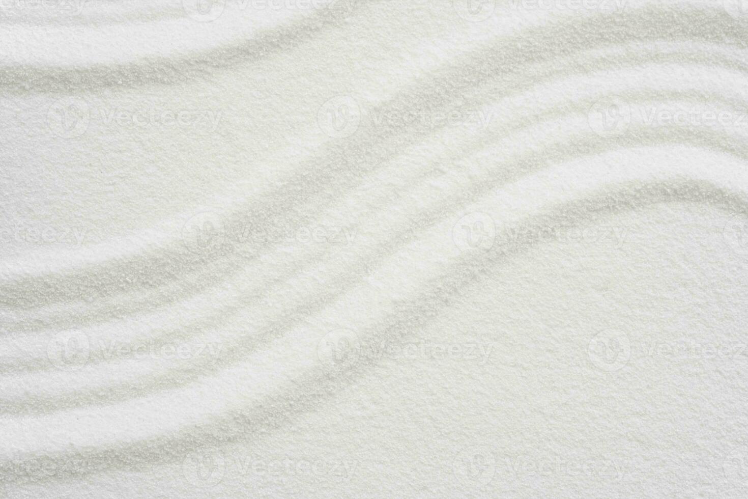Zen jardin avec ligne modèle sur blanc le sable dans Japonais style, le sable texture surface avec vague parallèle lignes motif, arrière-plan bannière pour harmonie, méditation, zen comme concept photo