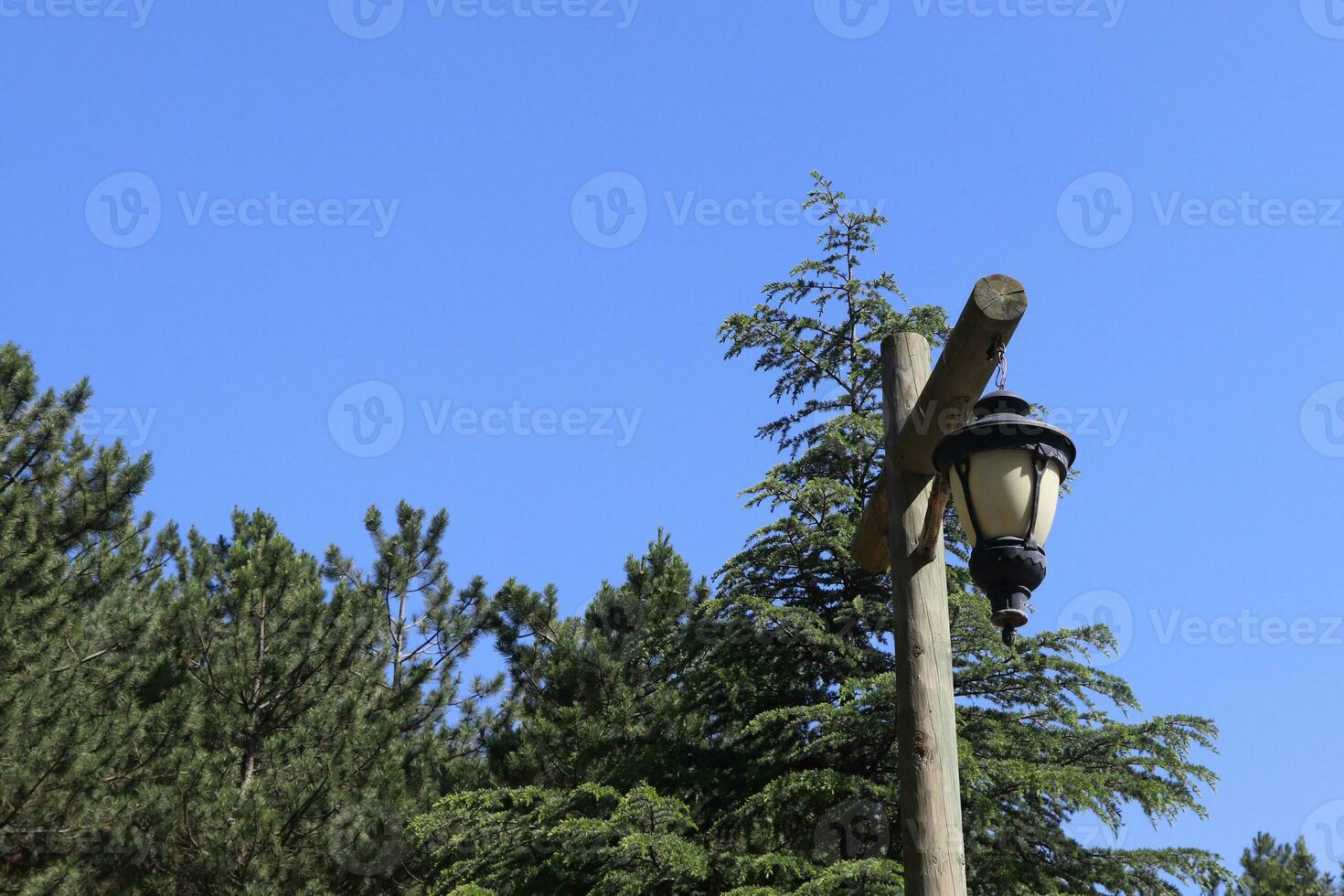 vieux en bois lanternes pendaison sur une en bois pôle. photo