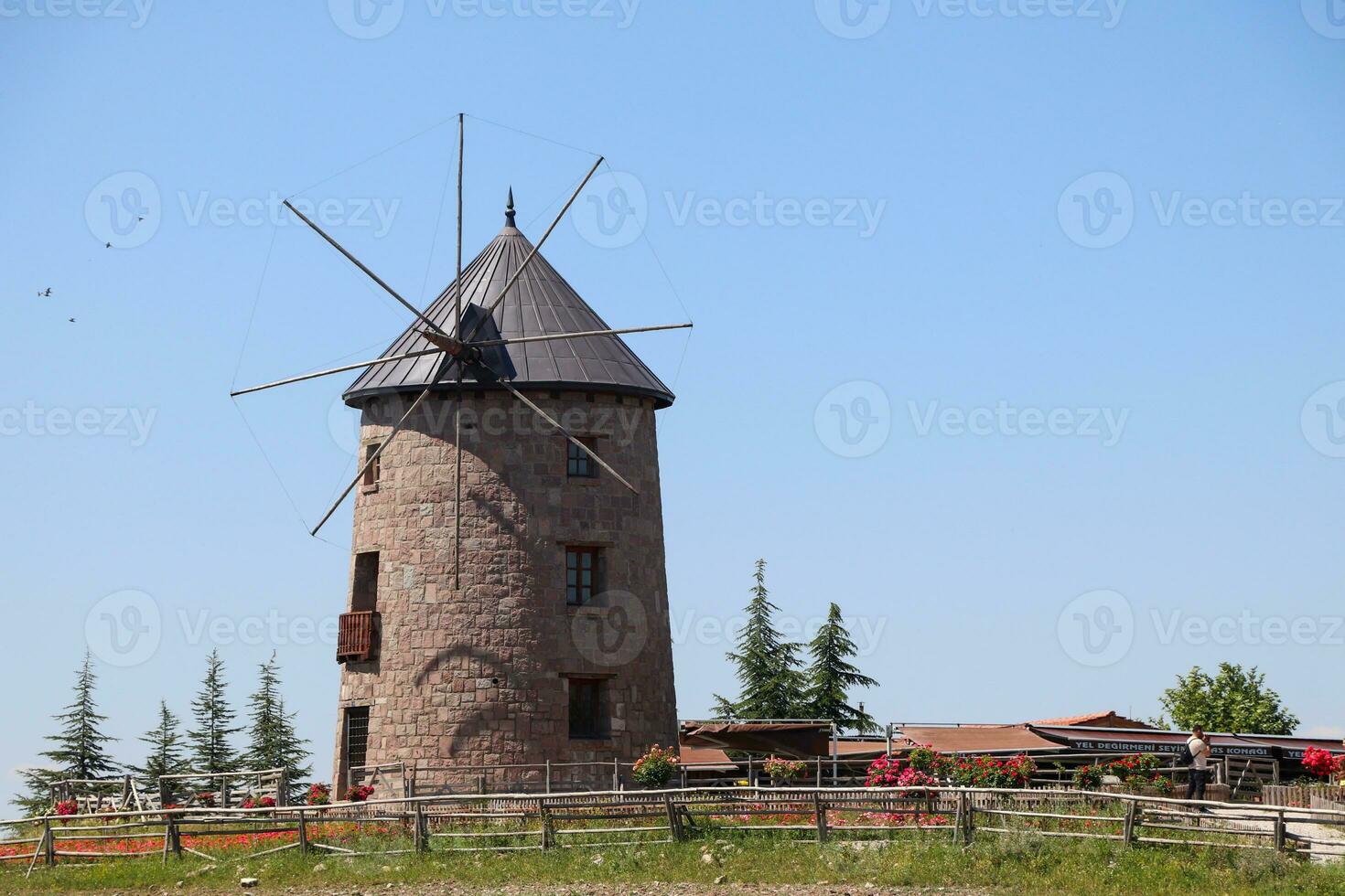 Moulin à vent et bleu ciel. photo de Moulin à vent avec récoltes