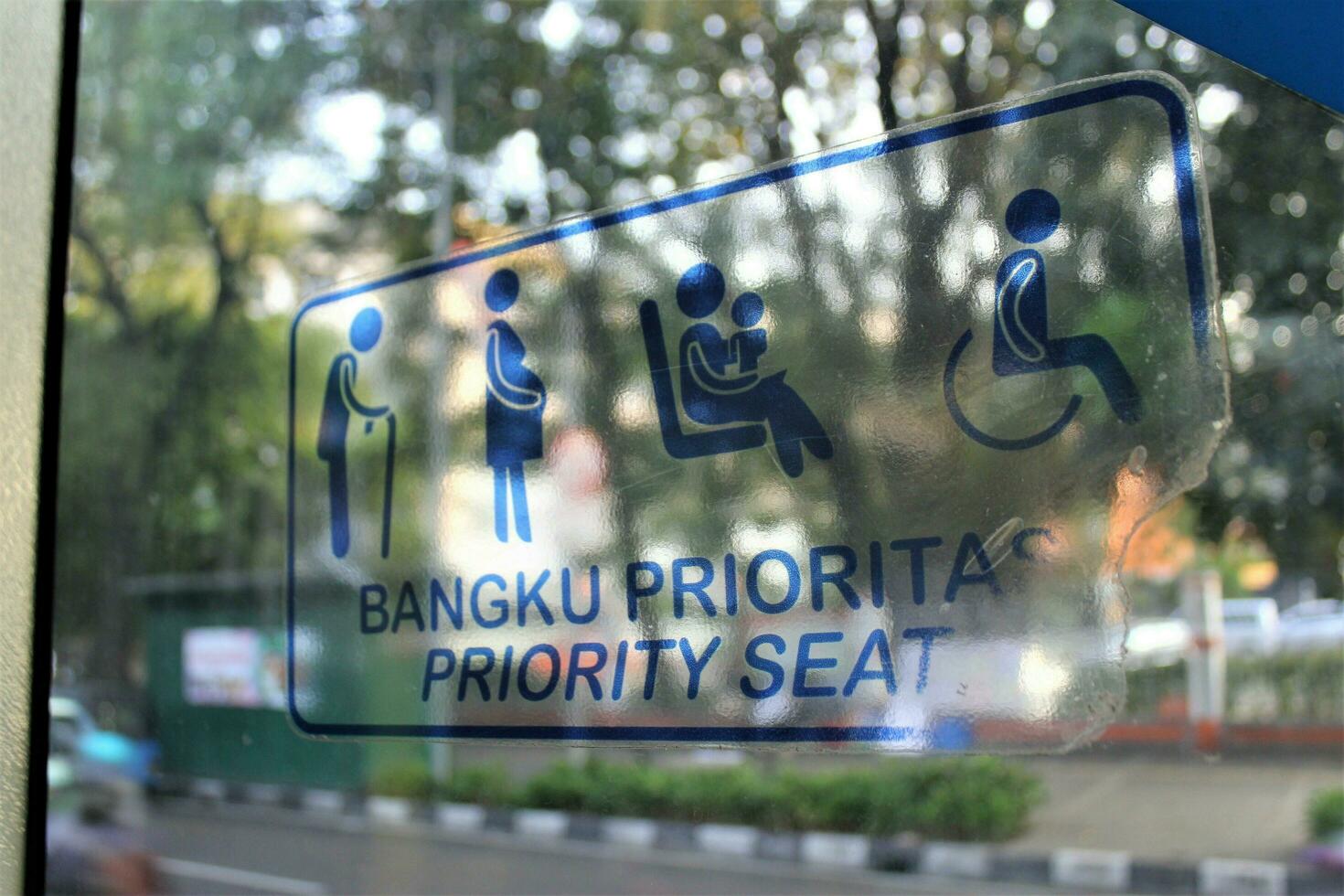 Djakarta, indonésie-18 juin 2023 transjakarta autobus priorité information avec le thème de transjakarta autobus intérieurs photo