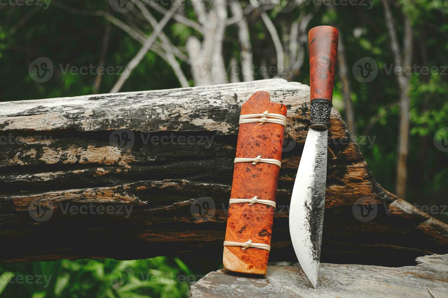 e-nep couteau thaïlandais originaire de des couteaux pour survie dans le forêt sur un vieux Charpente en bois photo