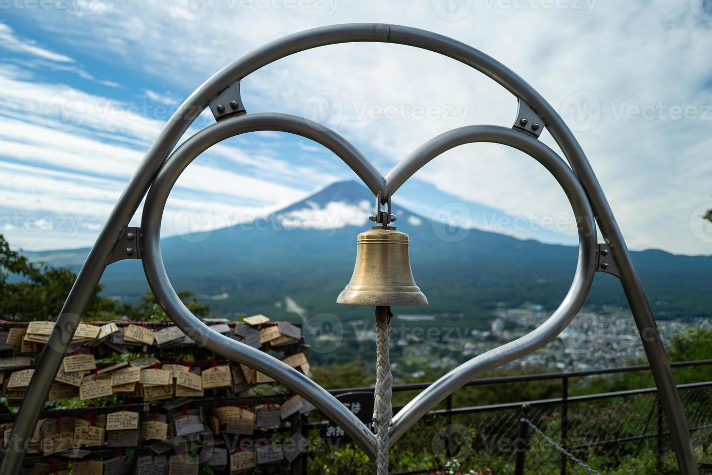 mont fuji avec cloche en forme d'oreille photo