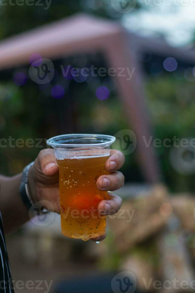 Bière les boissons préparé pour barbecue fête parmi copains sont servi dans Plastique des lunettes car Plastique des lunettes pouvez être facilement stockée à fin de faire la fête. facile fête idée par portion Bière dans Plastique lunettes. photo