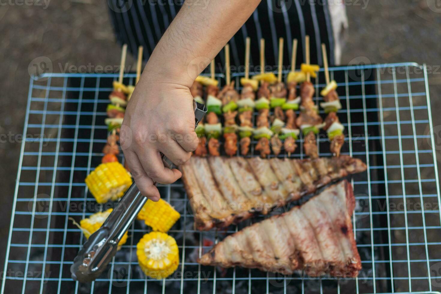 Viande et brochettes Ingrédients pour barbecue fête sont mis sur gril à cuisinier barbecue et faire il prêt pour famille à joindre barbecue fête ce soir. fête Contexte image a copie espace pour texte. photo