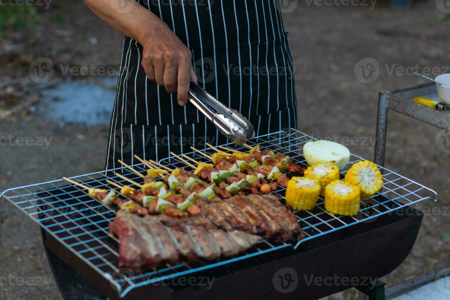 Viande et brochettes Ingrédients pour barbecue fête sont mis sur