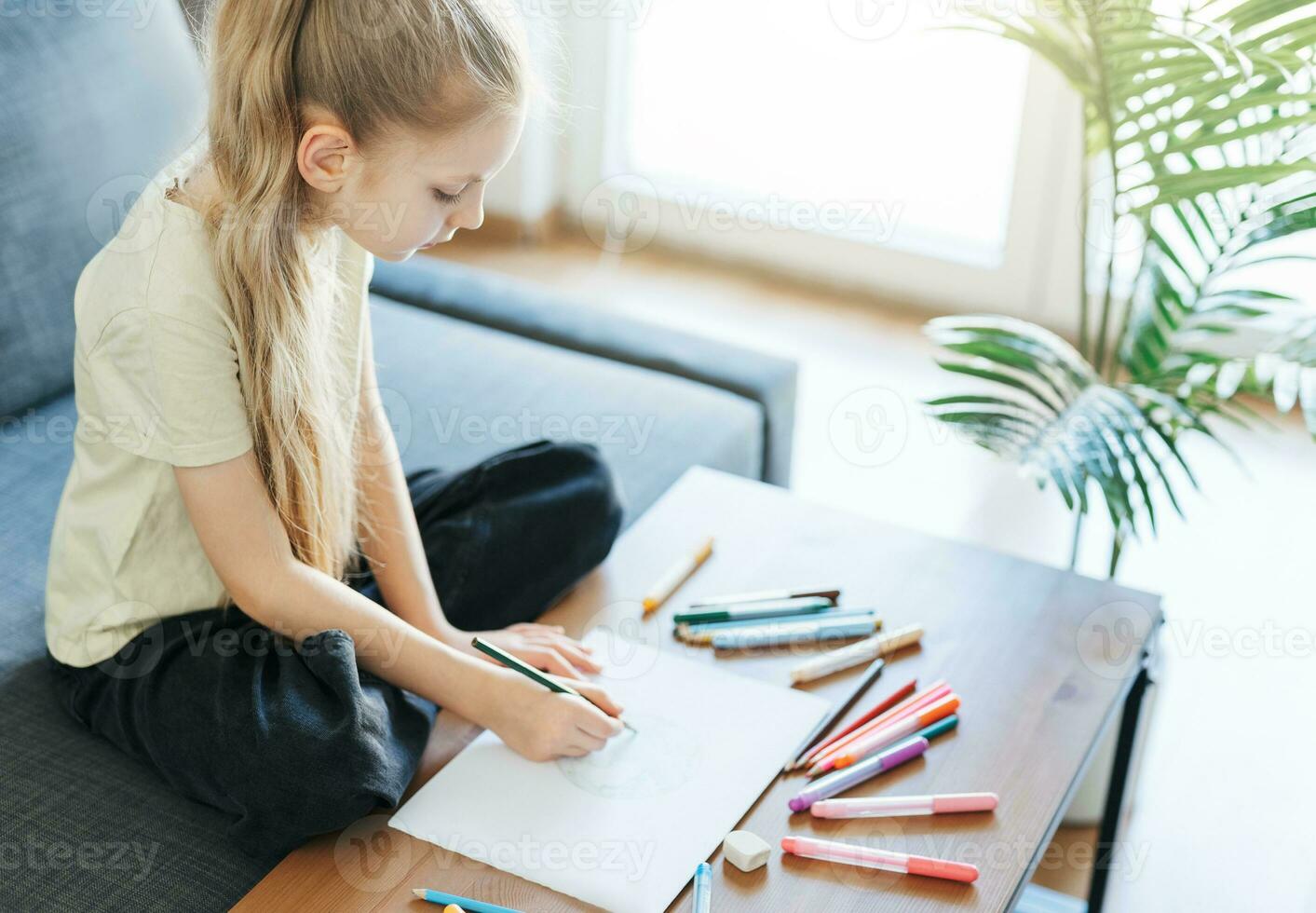 enfant fille dessin avec coloré des crayons photo