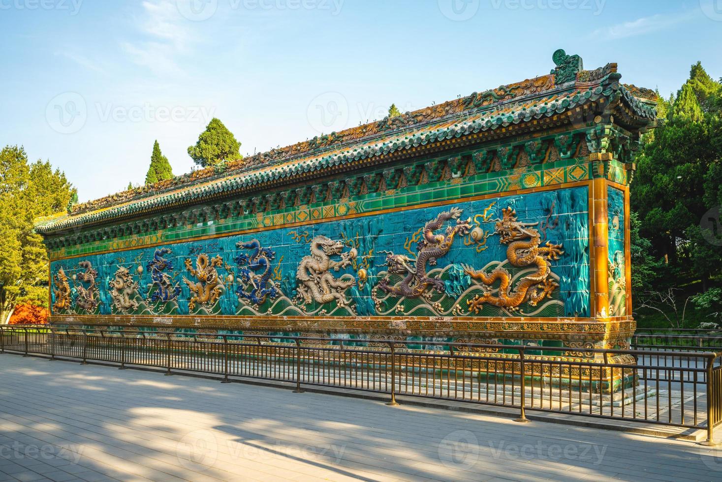 mur des neuf dragons au parc beihai, pékin, chine photo