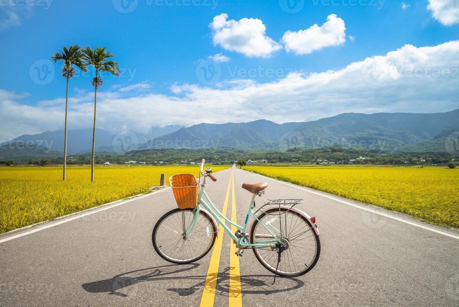 un vélo à brown avenue à taitung, taiwan photo