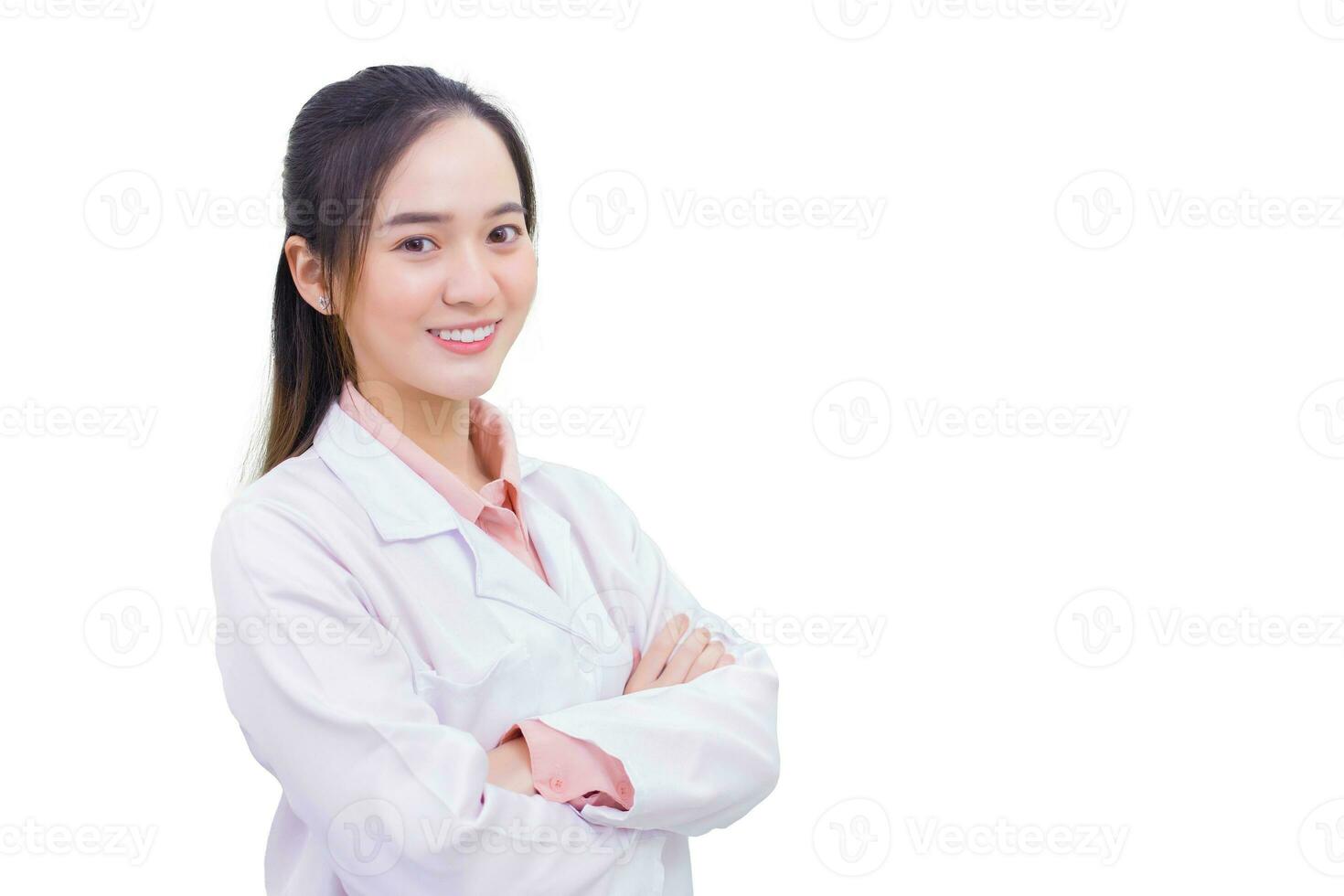 asiatique femme médecin qui elle a noir longue cheveux porter stéthoscope et blanc laboratoire manteau comme uniforme tandis que bras traverser à Bureau pièce dans hôpital tandis que isolé sur blanc Contexte. photo