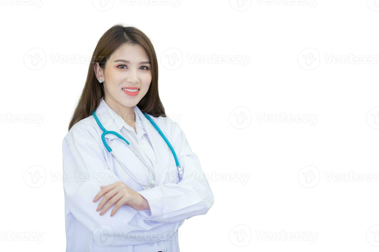 professionnel asiatique femme médecin qui elle porter stéthoscope et blanc laboratoire manteau comme uniforme tandis que bras traverser à Bureau pièce dans hôpital tandis que isolé sur blanc Contexte. photo