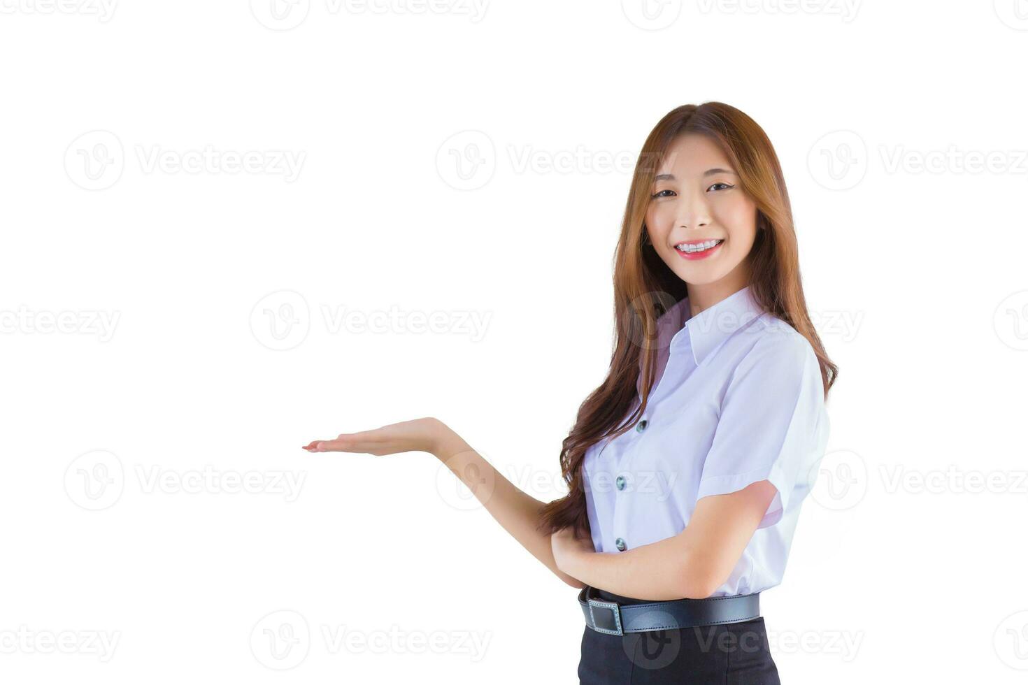 portrait de Jeune thaïlandais étudiant dans Université étudiant uniforme. asiatique magnifique fille permanent à présent quelque chose en toute confiance tandis que isolé sur blanc Contexte. photo