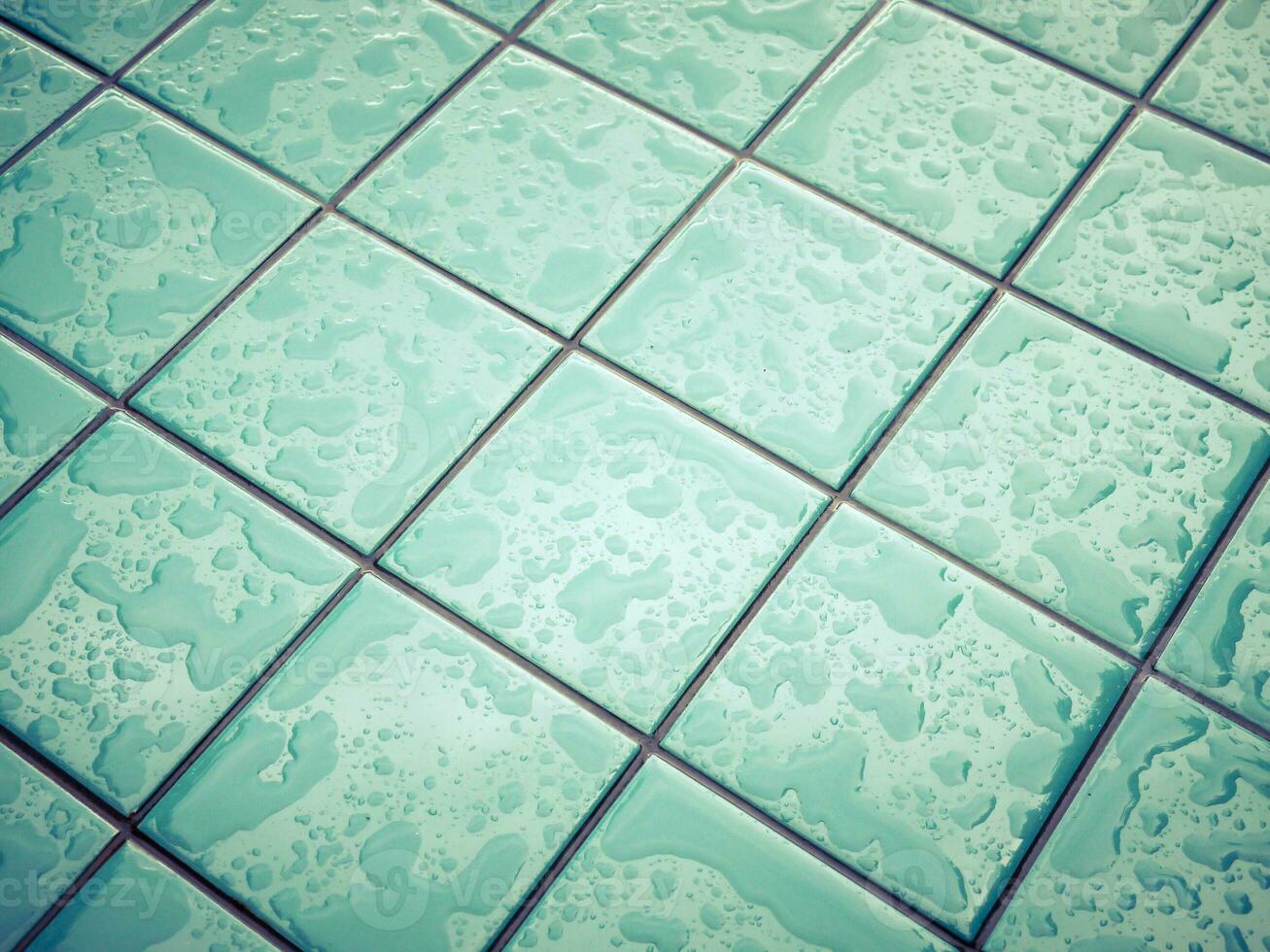 brillant tuile couche avec gouttes de l'eau. humide aqua bleu géométrique Contexte. photo