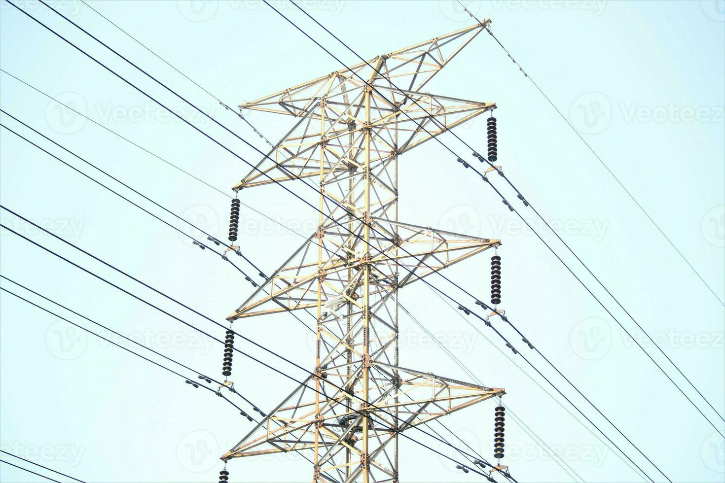central électricité pylône avec clair ciel Contexte photo