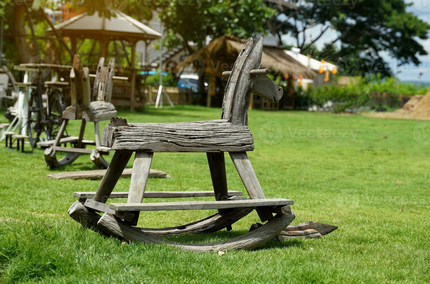 enfants en bois balancement cheval est une Cour de récréation. conçu comme une balancement chaise mais en forme de comme une cheval. le façon à jouer est à avoir le enfant asseoir en haut et Roche le sien corps comme il est équitation une cheval. photo