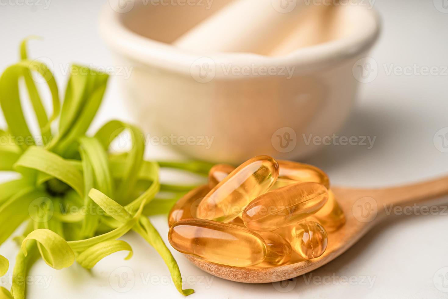 capsule biologique à base de plantes de médecine alternative avec vitamine e oméga 3 huile de poisson, minéral, médicament avec feuilles d'herbes suppléments naturels pour une bonne vie saine. photo