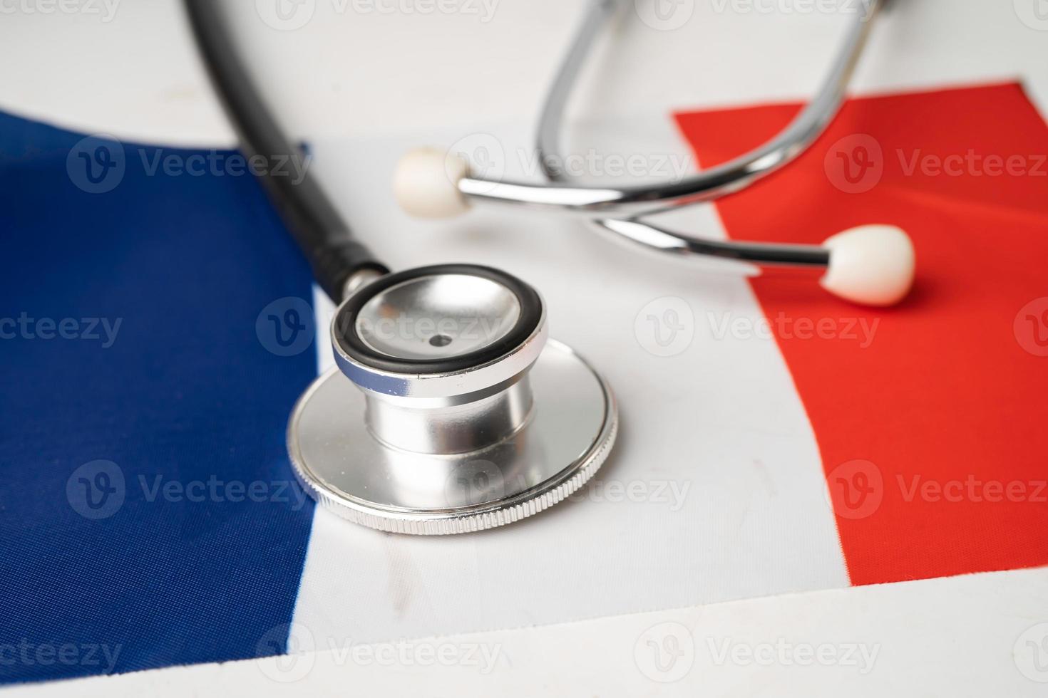 stéthoscope noir sur fond de drapeau france, concept commercial et financier. photo