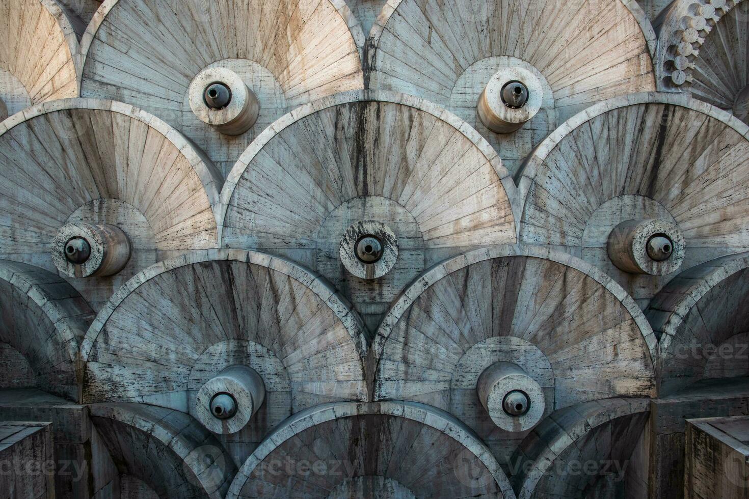 moderne Fontaine avec le circulaire roues forme des pierres concept photo. photo