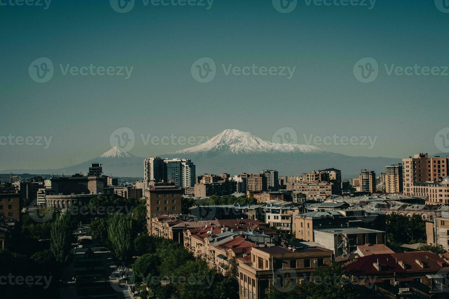 paysage urbain avec Montagne vue dans une journée temps concept photo. Erevan, Capitale de Arménie photo