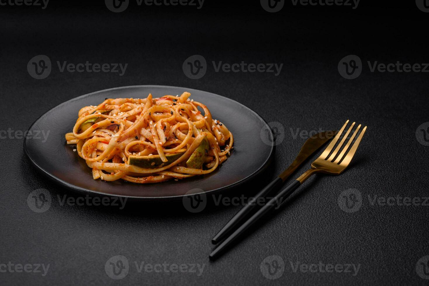 délicieux asiatique udon plat avec légumes, champignons, sel et épices photo