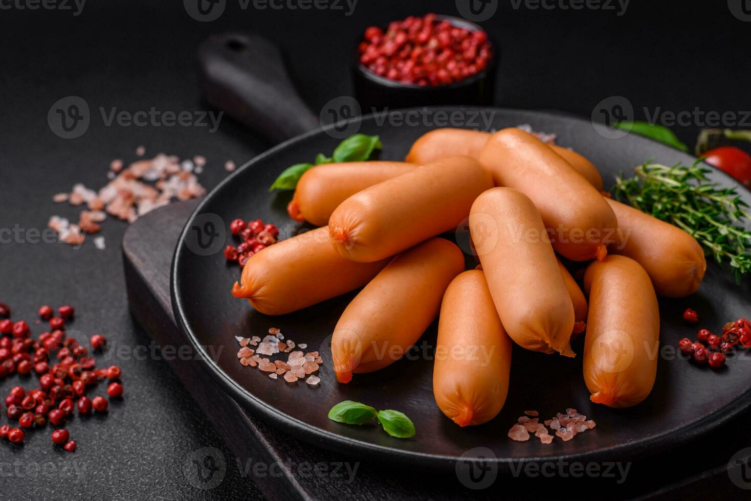 délicieux Frais bouilli saucisses avec sel, épices et herbes photo