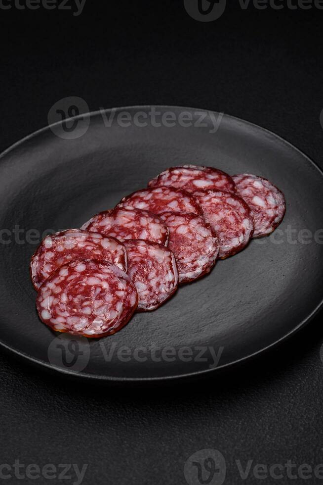 délicieux fumé saucisse avec bacon, sel, épices et herbes photo