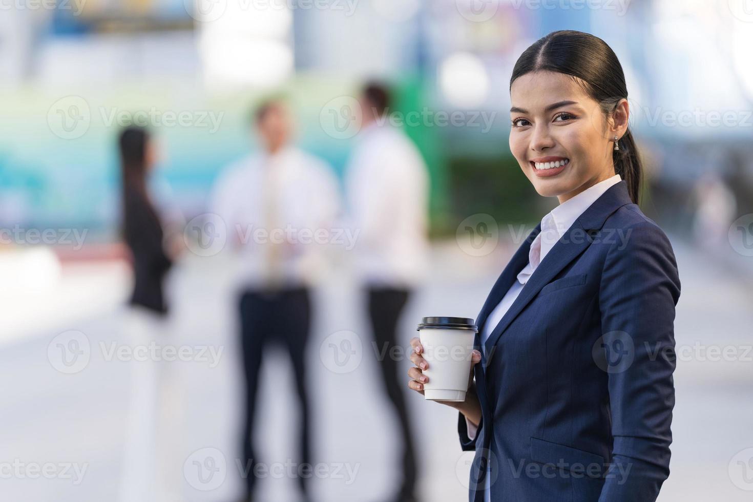 portrait, de, sourire, femme affaires, tenue, a, tasse café photo