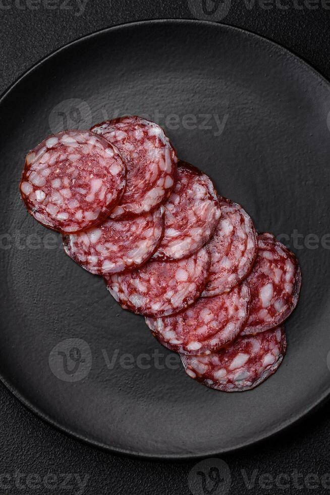 délicieux fumé saucisse avec bacon, sel, épices et herbes photo