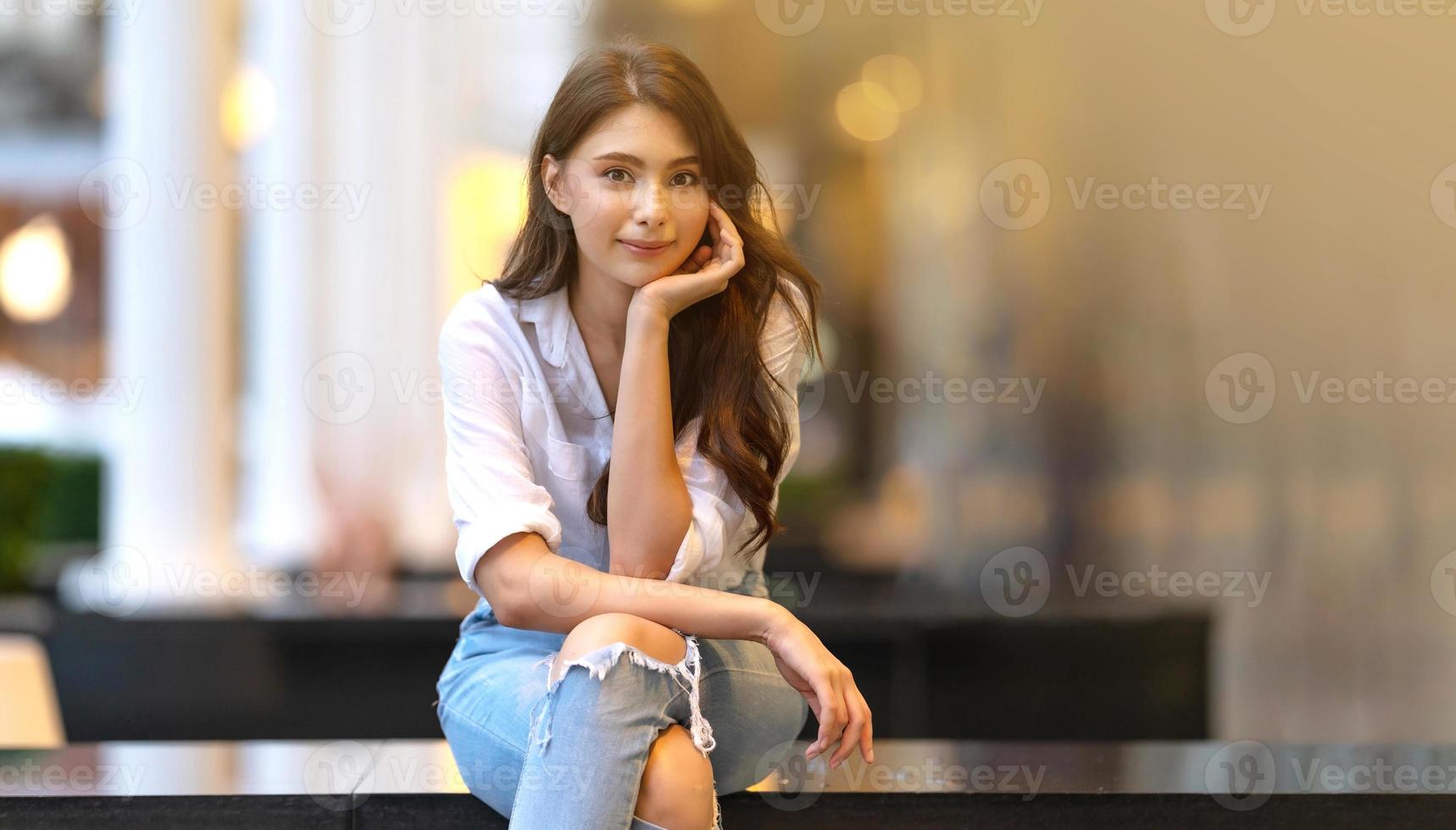 image d'une jeune femme heureuse assise sur le sol photo