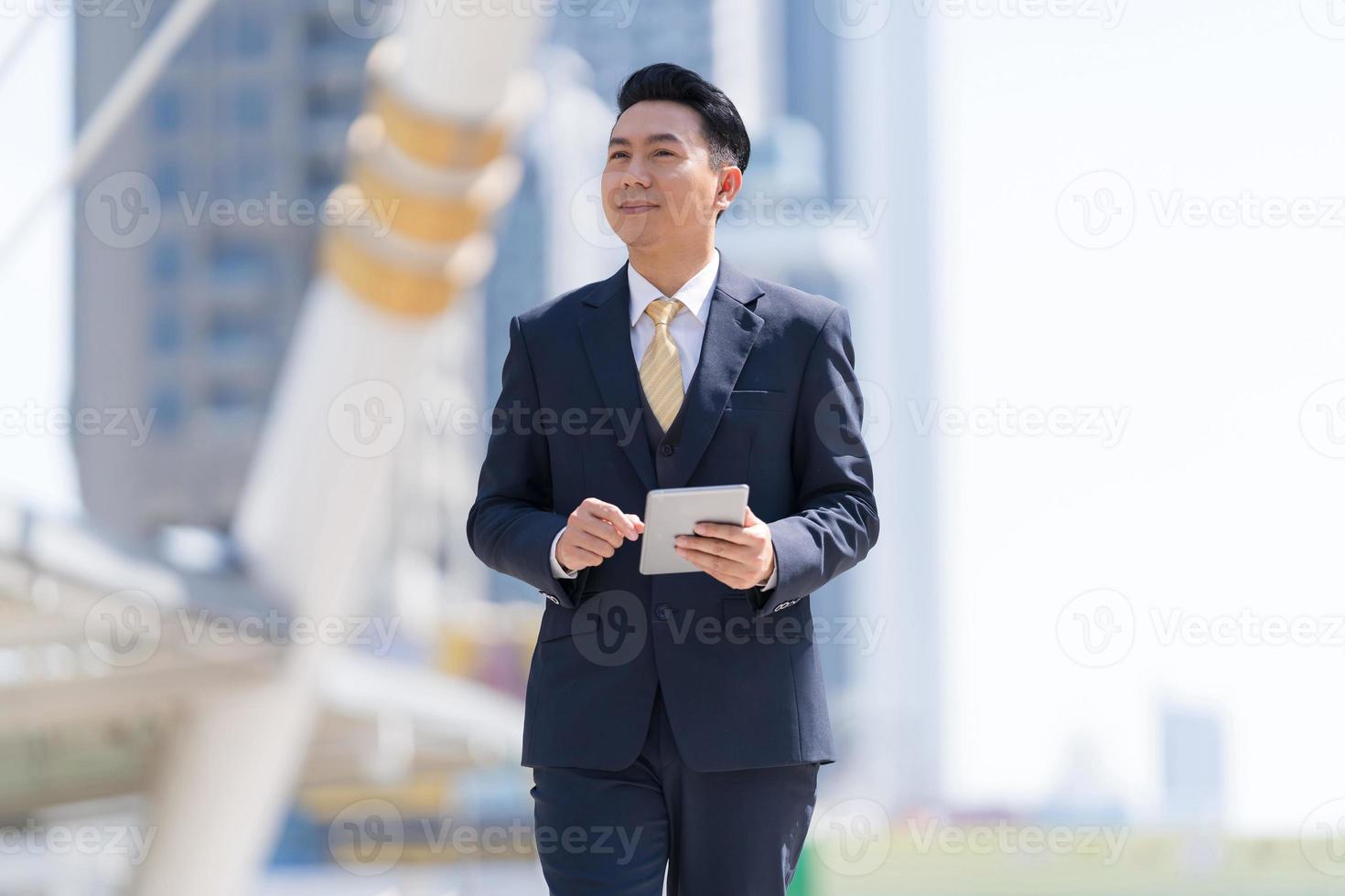 portrait d'homme d'affaires souriant à l'aide d'une tablette photo