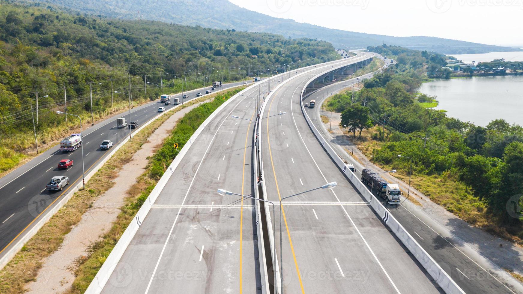 vue aérienne panoramique de la grande autoroute photo