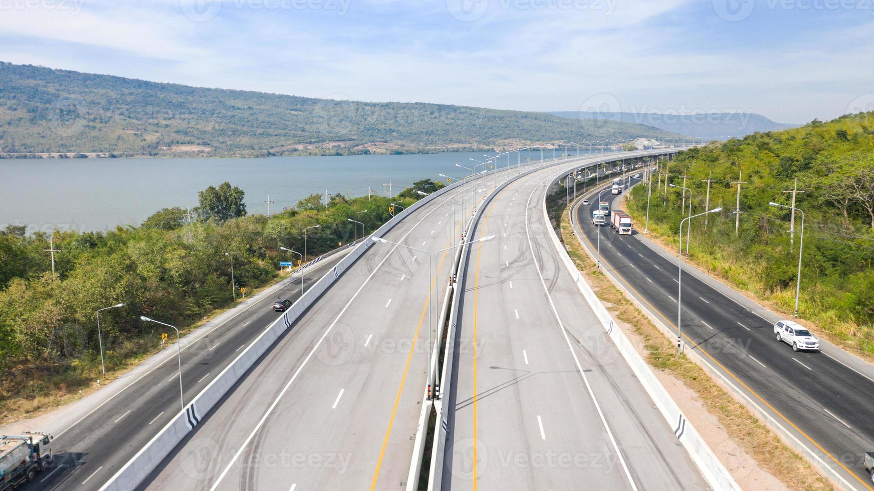 vue aérienne panoramique de la grande autoroute photo