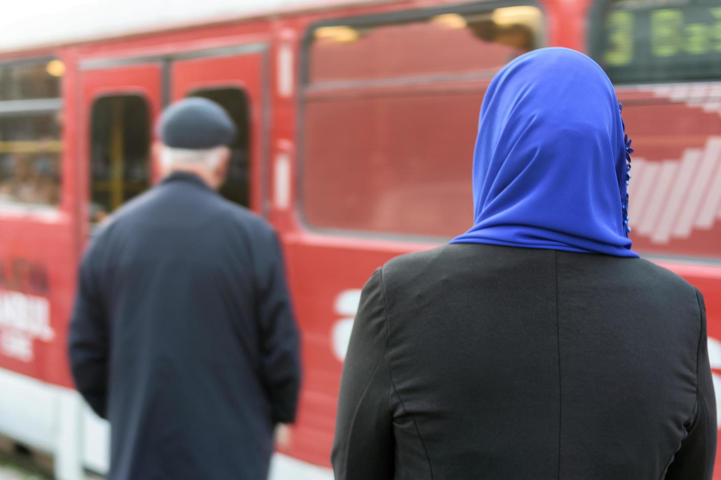 femme musulmane attendant un tram photo