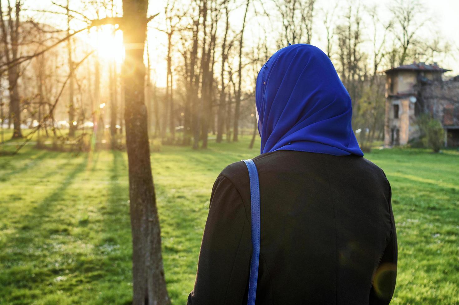 femmes musulmanes profitant de l'extérieur au coucher du soleil photo