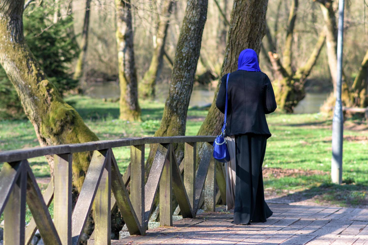 femme musulmane profitant de l'extérieur photo