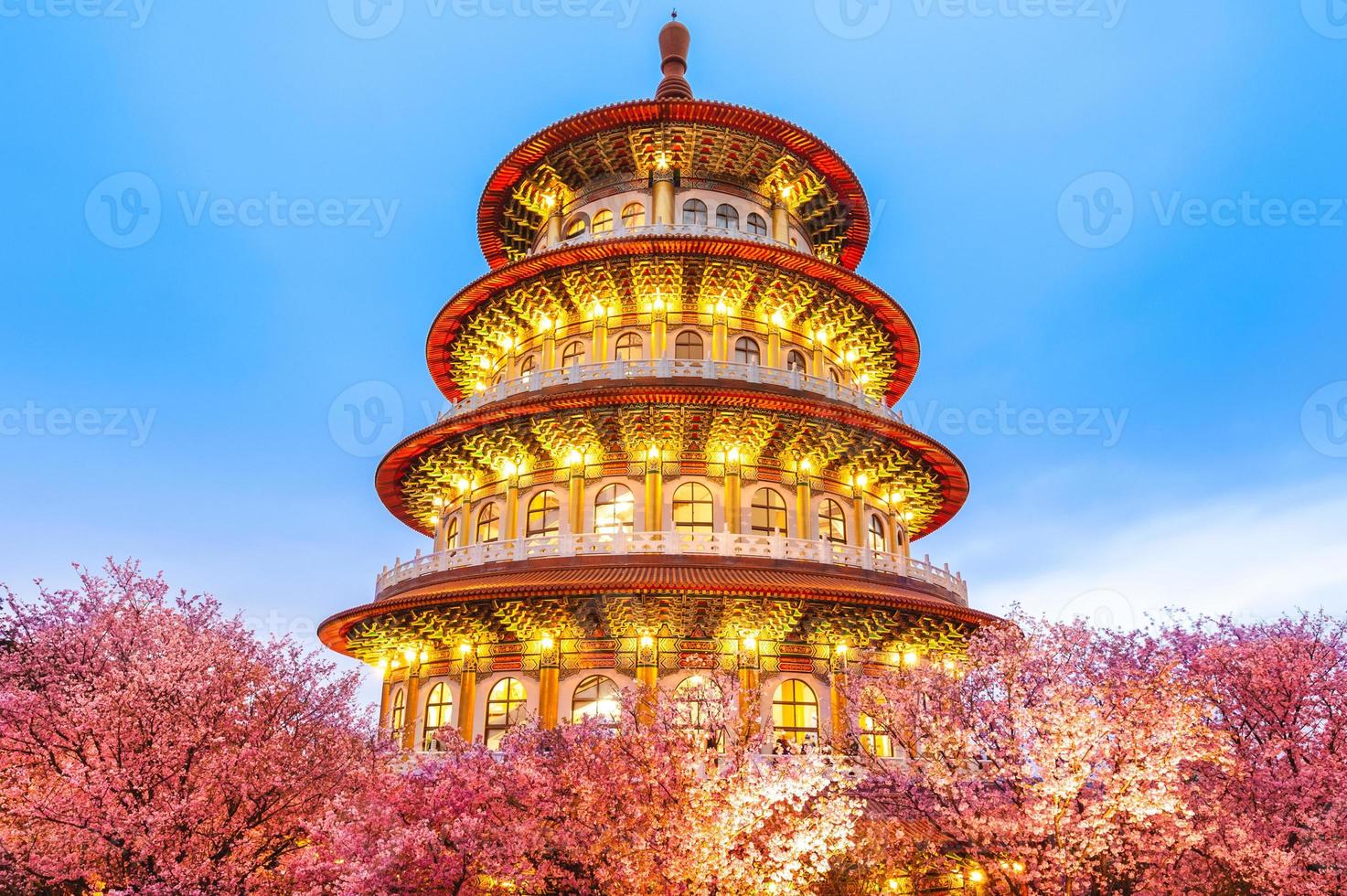 temple wuji tianyuan dans la nouvelle ville de taipei, taiwan la nuit photo