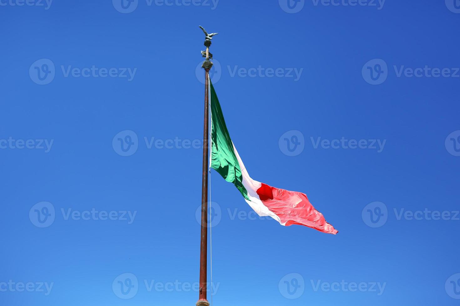 drapeau de l'italie sur un fond de ciel bleu. symbole de l'italie photo