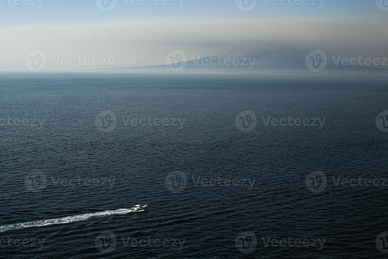 bateau dans la mer, montagne sur fond de mer. photo